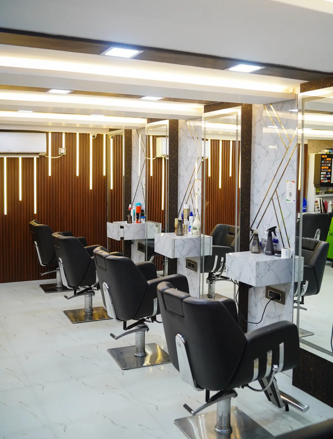 Main styling floor at L7 Salon Kolkata